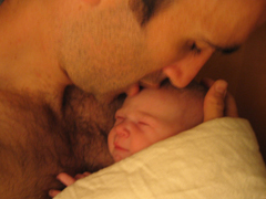 Far med sitt nyfødte barn